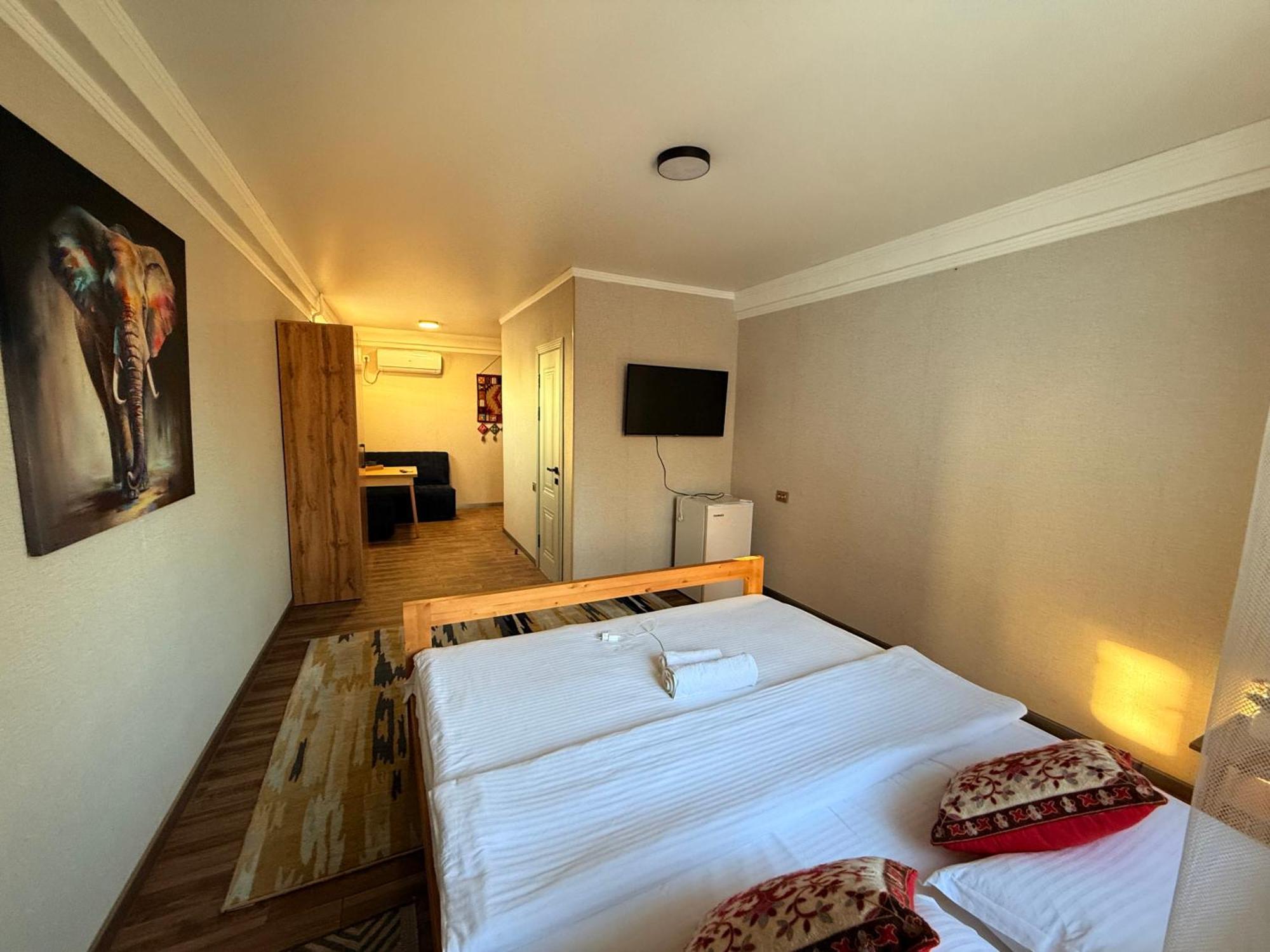 Salamat Hotel Bishkek Exterior foto